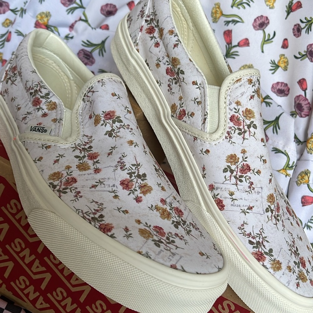Vans WMNS Classic Slip-On (Vintage) Floral/Marshmal
VN0A38F7VMR
Sneakers - Picture 8 of 16